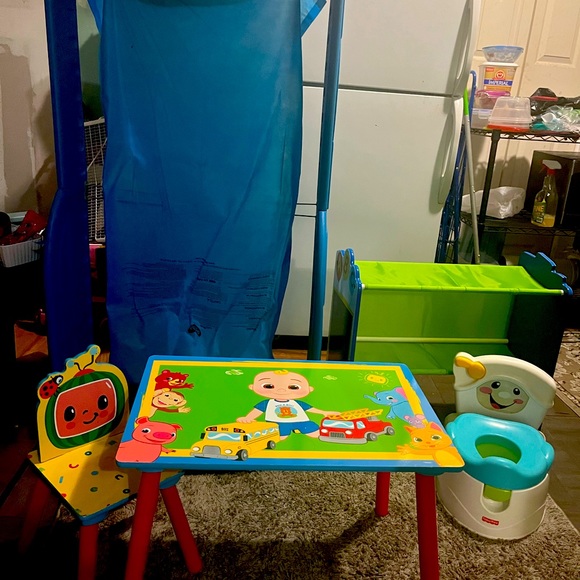 Coco melon table and chair with ballpen, also with a potty - Picture 1 of 8